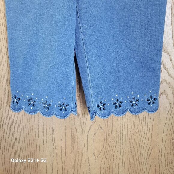 Quacker Factory denim elastic waist capris womens size medium - Picture 3 of 6